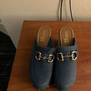 Clog style heel shoe